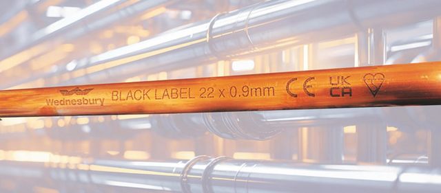 Unverlierbare Kennzeichnung von Kupferrohren mit der neuen REA wasserbasierten Metalltinte.