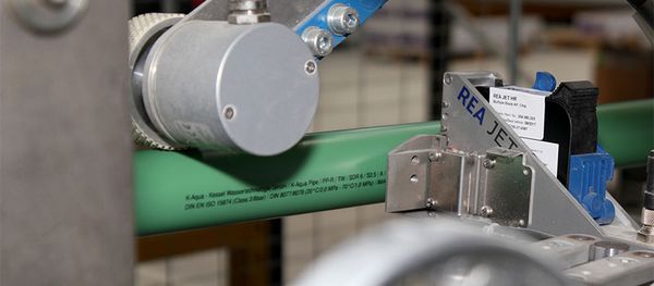 Hochauflösend und mit bester Haftung und Lesbarkeit kennzeichnet der REA JET HR Tintenstrahldrucker extrudierte Rohre.