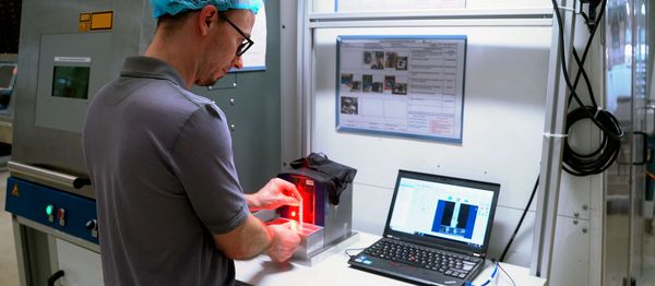 The REA VeriCube code inspection system from REA VERIFIER plays an important role in quality assurance at Linhardt.